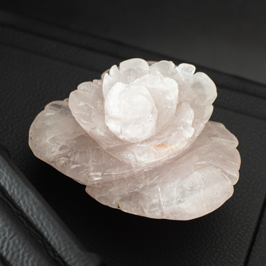 Декоративний кристал рожевого кварцу у формі квітки "Blossom" від Stone Art Design (320 г)