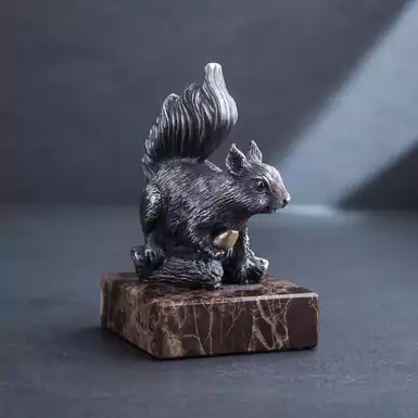 Срібна фігура «Squirrel with a nut»