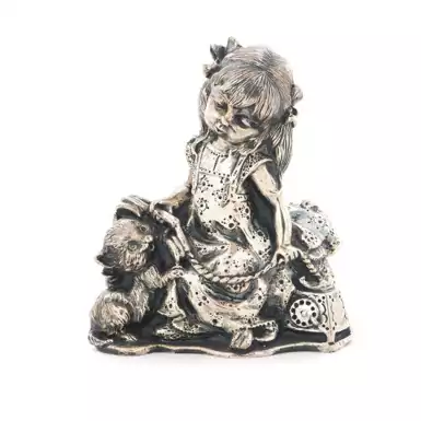 Срібна фігура ручної роботи «Дівчинка з кошеням»