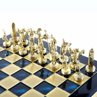 светлые шахматные фигуры 