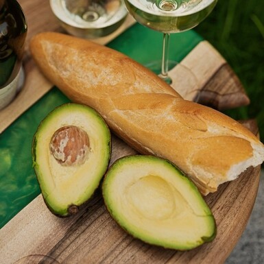 столик для закусок и вина