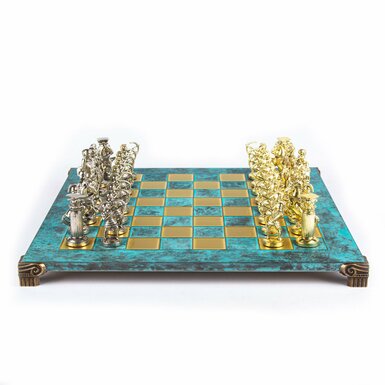 шахматы с золотистыми фигурками