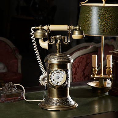 Антикварный телефонный аппарат начала ХХ века