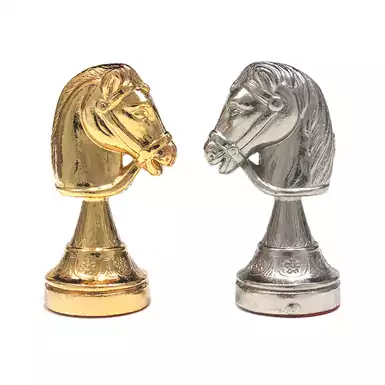 шахматные фигуры с позолотой и серебром