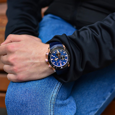 наручний годинник синього кольору