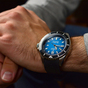 наручний годинник з блакитним циферблатом
