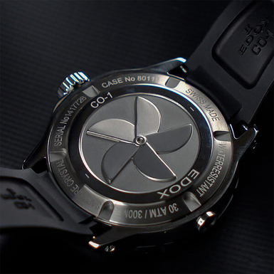 зворотний бік наручного годинника з логотипом