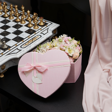 штучні квіти в коробці