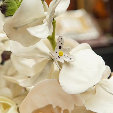 букет у білій вазі