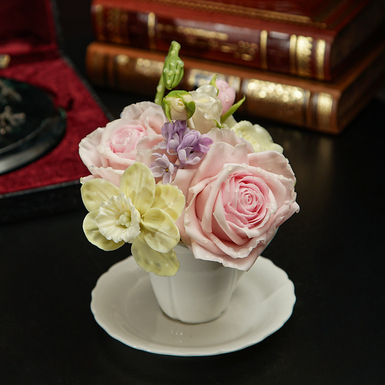 фарфоровые цветы в чашке