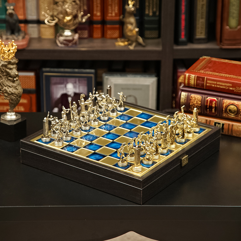 Набор шахмат из золота и серебра от Manopoulos на тему греко-римского периода (44x44 см)