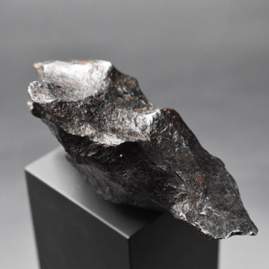 метеорит на подставке