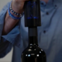 електро штопор відриває пляшку вина