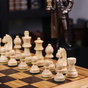 білі шахові фігури