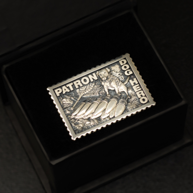 брошка у вигляді марки зі срібла на подарунок в колекцію