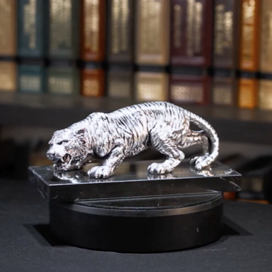 wow video Серебряная статуэтка "Крадущийся тигр"