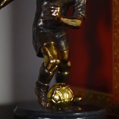 wow video Vizuri скульптура «Футболист с мячом»