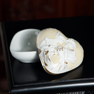 Porcelain box in the shape of a heart