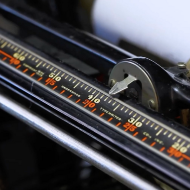 wow video Антикварная печатная машинка "Андервуд" начала XX века