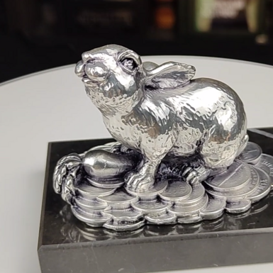 wow video Статуетка ручної роботи "Грошовий кролик" (срібло)