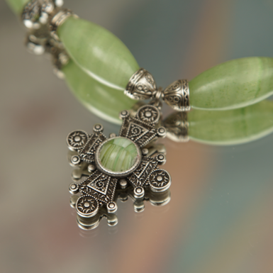 Ожерелье из зеленого оникса и чешского стекла купить на подарок