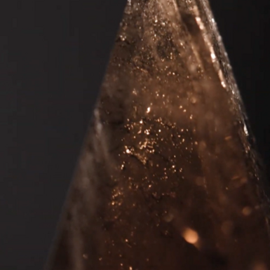 wow video Піраміда з димчастого кварцу "Contemplation" від Stone Art Design (319 г)