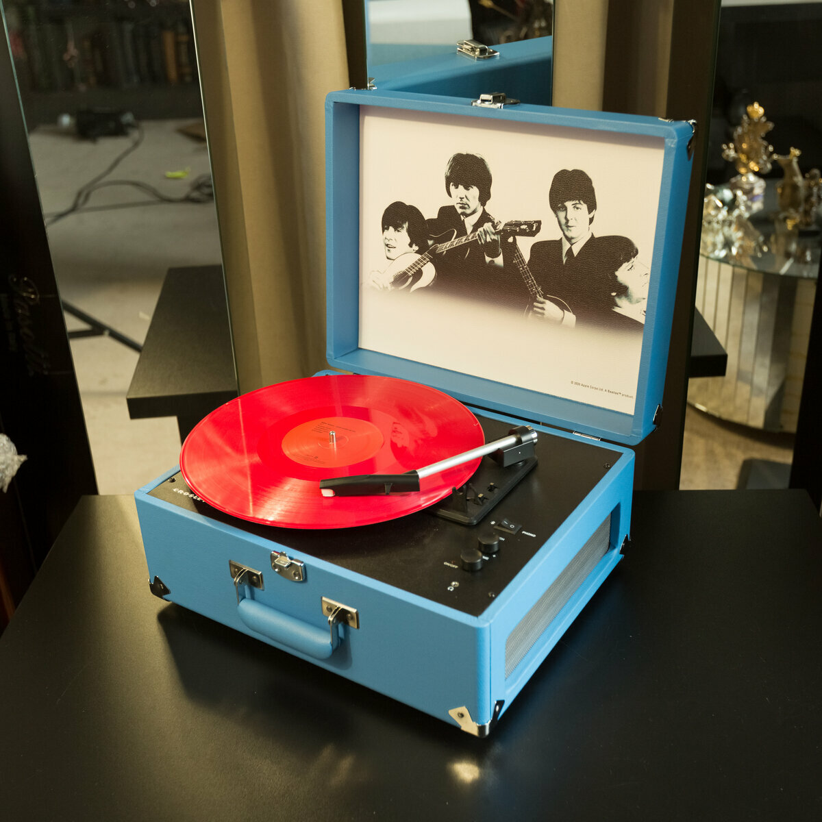 Купить комплект из портативного винилового проигрывателя “Beatles” от  Crosley и виниловых пластинок The Beatles «Love Songs» (2 LP) и «Белый  альбом» (2 LP) в Украине