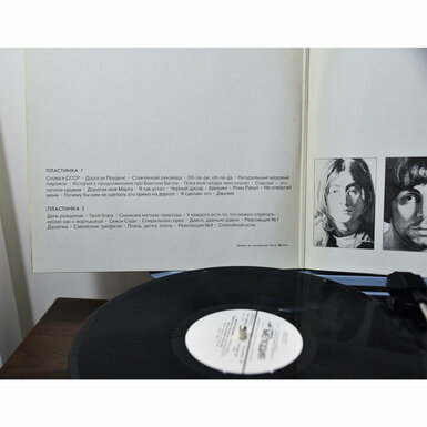 портативный проигрыватель и две пластинки купить фото