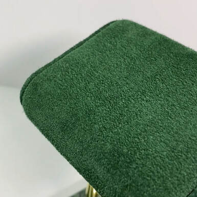 wow video Подставка для наручных часов "Green Velvet" с мраморной основой от Michel Maloch