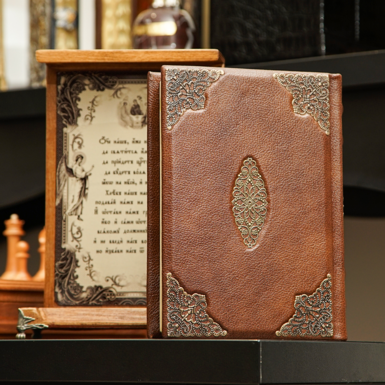 книга в шкіряній обкладинці фото