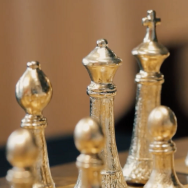 wow video Шахматы «Стаунтон» в золотистом стиле от Manopoulos (44x44 см)