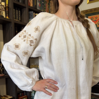 wow video Embroidered women's shirt made of homespun hemp, Poltava region, late 19th century