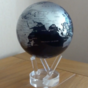 wow video Самовращающийся глобус «Silver and Black» от Mova (средний, Ø11,4 см)