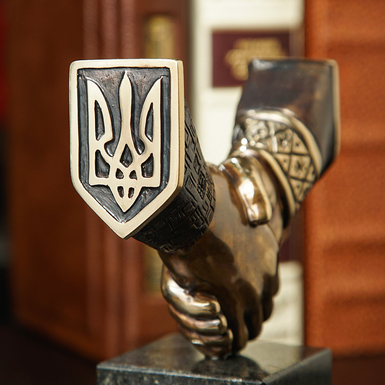 статуетка з гербом України