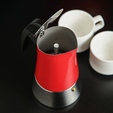 гейзерная кофеварка красного цвета фото