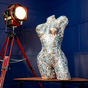 Декоративная арт-фигура "Мечта" на синем фоне с освещением