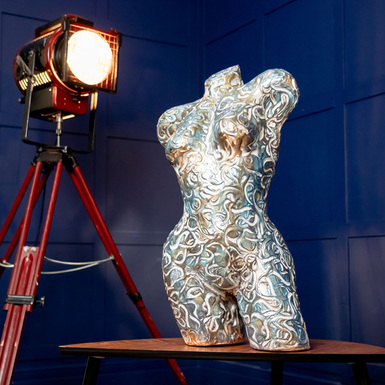 Декоративна арт-фігура "Мрія" на синьому тлі з освітленням