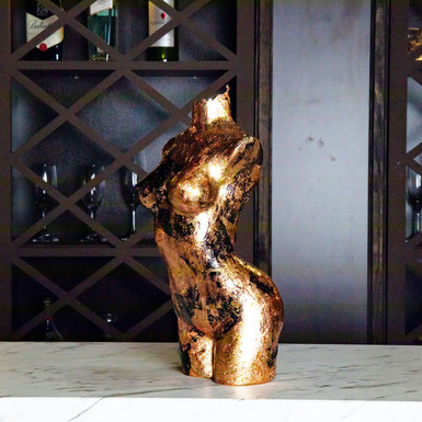 Декоративный арт-светильник "Афродита" черно-золотистый на барной стойке
