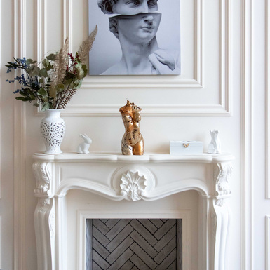 Декоративний арт-світильник "Афродіта" на каміні