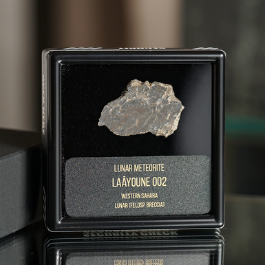 лунный метеорит в коробке фото