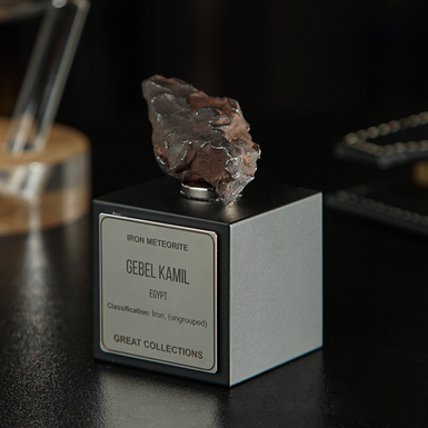 метеорит на стенде фото