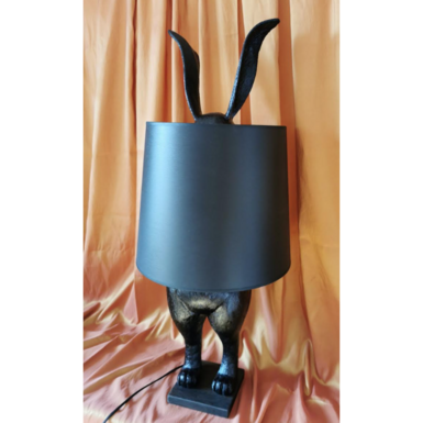 Лампа з великим чорним абажуром фото