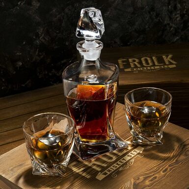 Whiskey set with "Frolk" cooling balls in a case