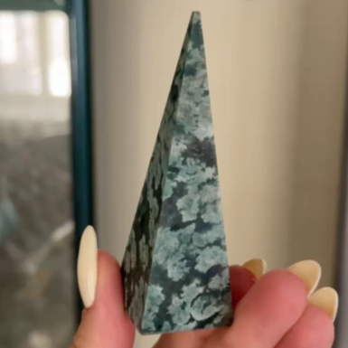 wow video Пирамида из лиственита "Dream" от Stone Art Designe (56 г)