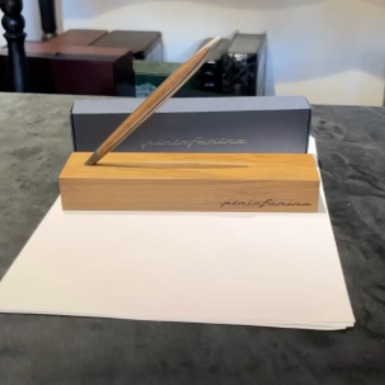 wow video Вічний олівець Cambiano Matte Black PF з підставкою від Pininfarina