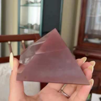 wow video Пирамида из халцедона «Hofi» от Stone Art Designe (350 г)