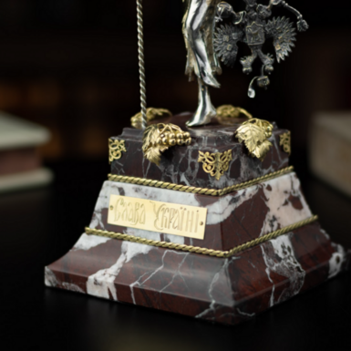 напис на статуетці фото