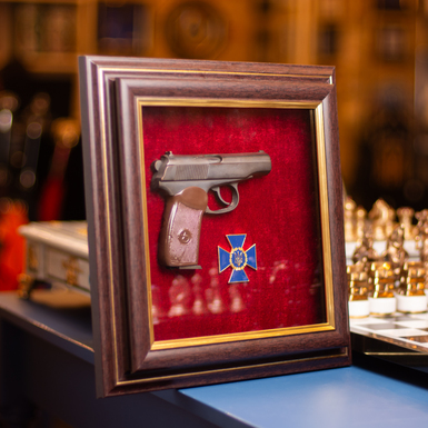 Пістолет Макарова та емблема СБУ у рамці фот