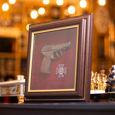 Подарочный пистолет Макарова и эмблема СБУ муляж фото