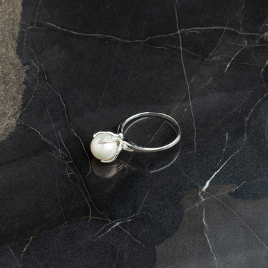 Кольцо из искусственно выращенной жемчужиной фото